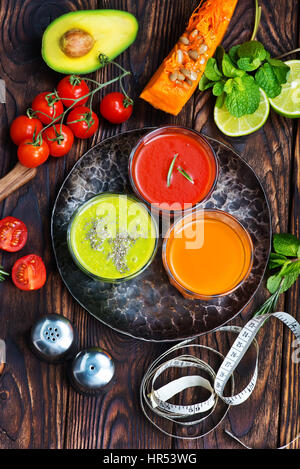 Smoothies im Glas und auf einem Tisch Stockfoto