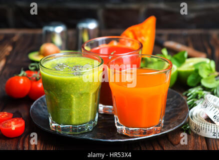 Smoothies im Glas und auf einem Tisch Stockfoto