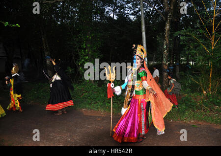 Kulturdorf Performer, Volkstänzer führen Lord Siva Parvathi, Kerala Indien (Photo Copyright © by Saji Maramon) Stockfoto