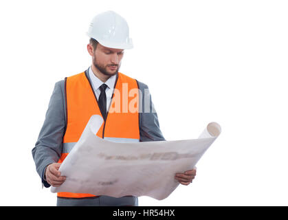 Verbesserung der Pläne. Schöne Reife bärtigen Vorarbeiter in einem formellen Anzug und Warnweste wird durch den Bau Projekt Blaupausen isoliert auf weißem copysp Stockfoto