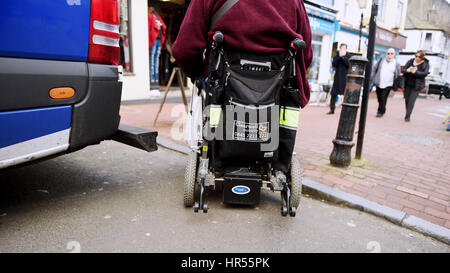 Rollstuhlfahrer haben Probleme mit der Straße und Gehweg Unebenheiten in Brighton UK Stockfoto