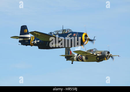 Grumman Avenger (Vordergrund) und Grumman Wildcat (Martlet britische gebräuchlich) auf der Flying Legends Air Show im IWM Duxford Stockfoto