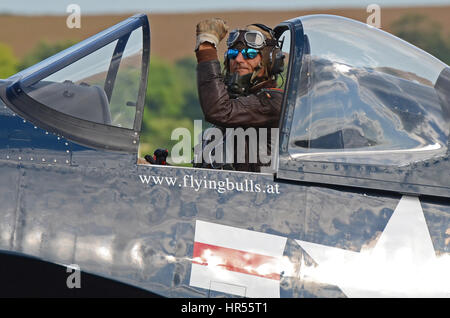 Eric Goujon Rollen in der Red Bull gesponsert Vought Corsair Kampfflugzeug im Flying Legends Airshow am IWM Duxford Stockfoto
