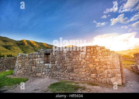 Sonnenuntergang in der Puca Pucara, Inka-Ruinen im Tal Geheimnis, Cuzco, Peru Stockfoto