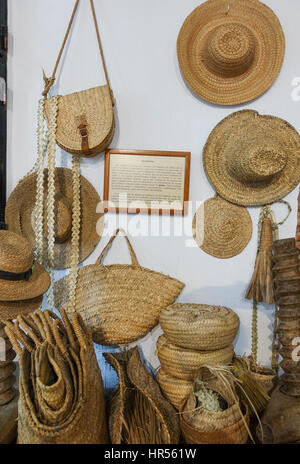 Mehrere Produkte aus Espartogras, Halfah Rasen oder Esparto Rasen im Ethnologischen Museum Mijas, Andalusien, Spanien Stockfoto