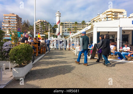 Frontline Bars und Restaurants am Strand, Hafen, Hafen, Marina, Marbella, Andalusien, Südspanien beschäftigt. Stockfoto