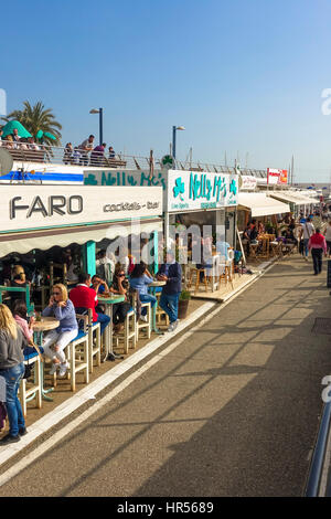 Beschäftigt Frontline Bars und Restaurants am Strand, Hafen, Hafen, Marina, Marbella, Andalusien, Südspanien. Stockfoto