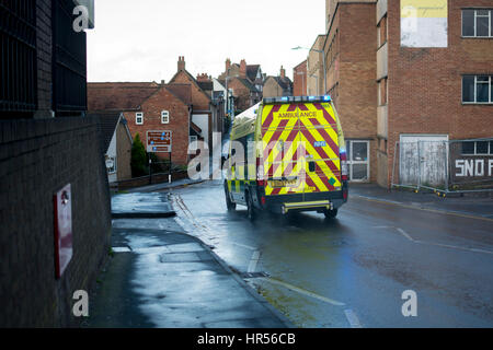 Ein Krankenwagen auf einen Notfall, Warwick Stadtzentrum, UK Stockfoto
