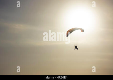 Powered Paragliding, Motorfliegen, Powered Paraglider. während des Sonnenuntergangs, Spanien. Stockfoto