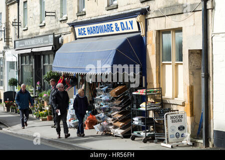 Ein Hardware-Geschäft in Winchcombe Stadtzentrum, Gloucestershire, England, UK Stockfoto