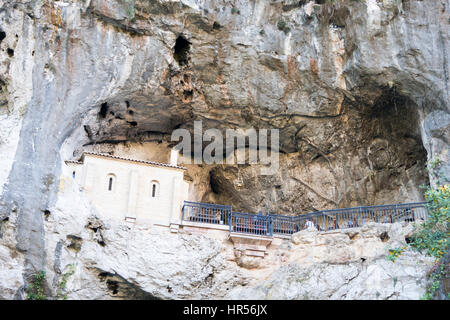 Die Höhle von der Dame oder Santa Cueva de Covadonga oder heilige Höhle von Covadonga katholische Wallfahrtskirche in Cangas De Onis Asturien Spanien Stockfoto