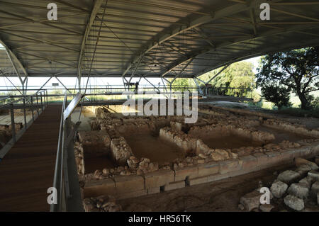 Die vor kurzem restaurierten Nestors-Palast in der Nähe von Pylos auf der griechischen Halbinsel Peloponnes. Die gesamte Site fällt unter einem Baldachin, das Wetter aus dem Ort zu halten. Stockfoto