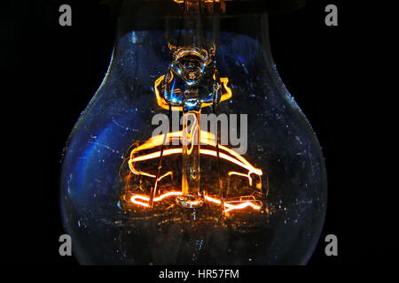 Glühbirne, die im Dunkeln leuchten Stockfoto