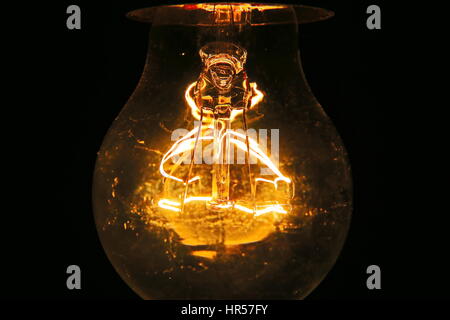 Glühbirne, die im Dunkeln leuchten Stockfoto