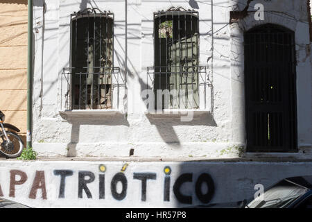 Venezuela Caracas 21/01/2012. Altes Haus mit einer politischen Graffiti mit der patriotischen Wort. Stockfoto