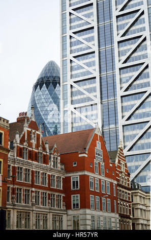 Kontrastreiche Architektur als von der Liverpool Street in London, UK gesehen, mit den Reiher, den Turm und die Gurke im Hintergrund im Jahr 2017 Stockfoto