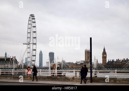 Menschen Sie über Waterloo Brücke mit dem London Eye, Houses of Parliament und Big Ben im Hintergrund, London, UK Stockfoto