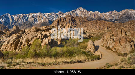 Östliche Sierra Nevada, Lone Pine Peak im Zentrum, Mount Whitney rechts, Blick vom Film Straße in Alabama Hills bei Sonnenaufgang, in der Nähe von Lone Pine, California, Stockfoto