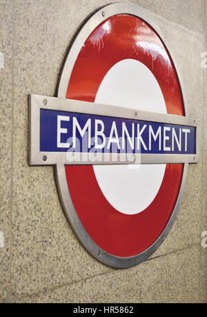 Unterirdische Schild am Damm u-Bahnstation in London, Großbritannien Stockfoto