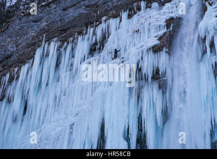 gefrorener Wasserfall Pericnik und Eisklettern Stockfoto