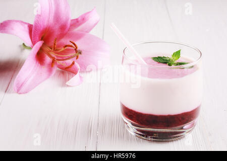 Beeren-Smoothie mit Joghurt und Blume, Nahaufnahme Stockfoto