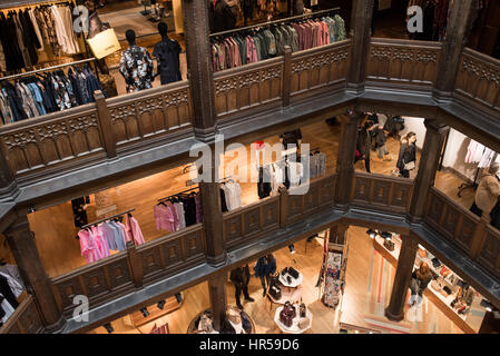 Liberty-Interieur mit Kunden. Freiheit ist eine historische Ikone Nobelkaufhaus auf Great Marlborough Street im West End von London, UK Stockfoto