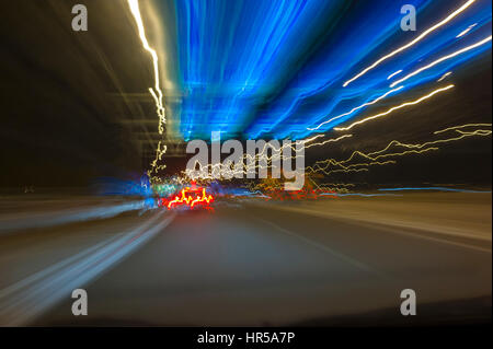 Langzeitbelichtung der Autos auf der M25 in der Nacht. Stockfoto