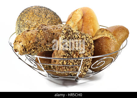 frische Brötchen im Korb isoliert auf weißem Hintergrund Stockfoto