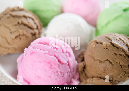 Eis-Kugeln-Sammlung auf Platte hautnah. Stockfoto
