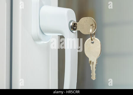 Handgriff Kunststoff-Fenster mit Schlüsseln in Nahaufnahme Stockfoto