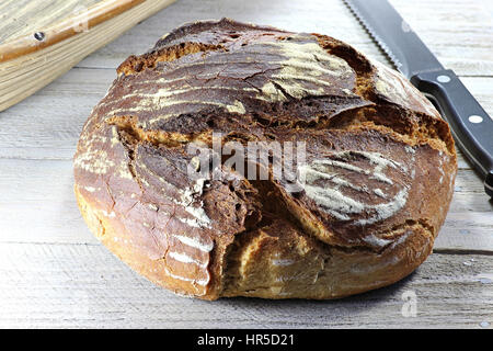 frisch gebackene Schwarzbrot auf hölzernen Hintergrund Stockfoto