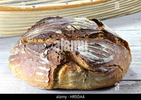 frisch gebackene Schwarzbrot auf hölzernen Hintergrund Stockfoto