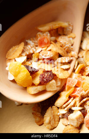 Haufen von frisches Müsli mit Rosinen in Holzlöffel Stockfoto