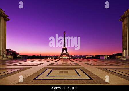 Symmetrische Blick auf den Eiffelturm betrachtet von Palais Chillot Trocadero. Aufgenommen im Morgengrauen in Paris, Frankreich. Stockfoto