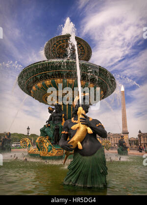 Brunnen auf der Place De La Concorde in Paris, Frankreich. Der Obelisk von Luxor ist im Hintergrund. Stockfoto