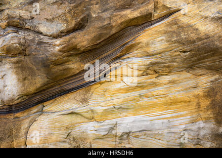 Nahaufnahme von Sandsteinfelsen in Scarborough, North Yorkshire, England. Stockfoto