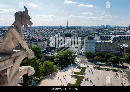 Stadtbild, fotografiert von der Spitze der Notre Dame Kathedrale, mit Wasserspeier, in Paris, Frankreich Stockfoto