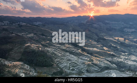 Sonnenuntergang über Reisterrassen von YuanYang in Yunnan, China, eines der jüngsten UNESCO-Welterbestätten Stockfoto