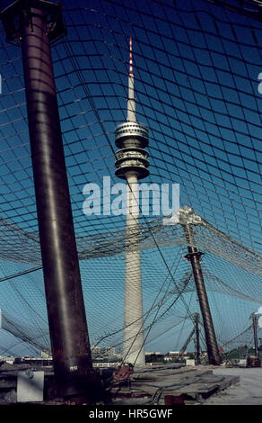 Der Olympiapark München im Bau. Bau des Münchner Olympiaparks 1971. Bau des Olympiastadions, der Standort der Olympischen Spiele 1972 Stockfoto