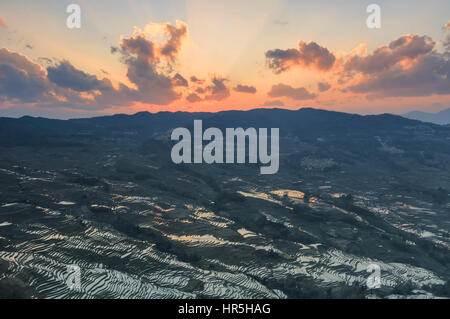 Sonnenuntergang über Reisterrassen von YuanYang in Yunnan, China, eines der jüngsten UNESCO-Welterbestätten Stockfoto