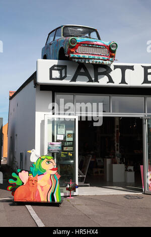 Ein altes Trabant Auto auf dem Dach des Art Box, eine Galerie in Svaneke, einer kleinen Stadt auf der Insel Bornholm, Dänemark Stockfoto