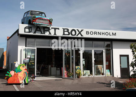 Ein altes Trabant Auto auf dem Dach des Art Box, eine Galerie in Svaneke, einer kleinen Stadt auf der Insel Bornholm, Dänemark Stockfoto