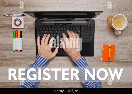 Männliche Hand Tippen auf Laptop, Meldung jetzt registrieren Stockfoto