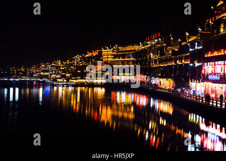 Fenghuang alte Straßen in der Nacht. In Tuojiang Fluss auf beiden Seiten. Stockfoto