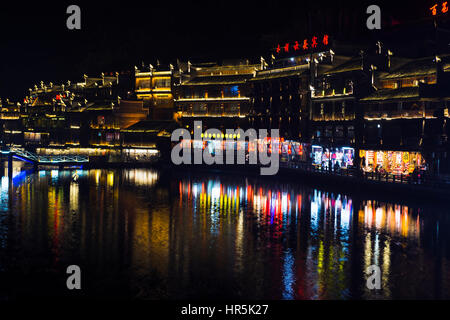 Fenghuang alte Straßen in der Nacht. In Tuojiang Fluss auf beiden Seiten. Stockfoto