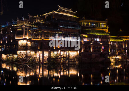 Fenghuang alte Straßen in der Nacht. In Tuojiang Fluss auf beiden Seiten. Stockfoto