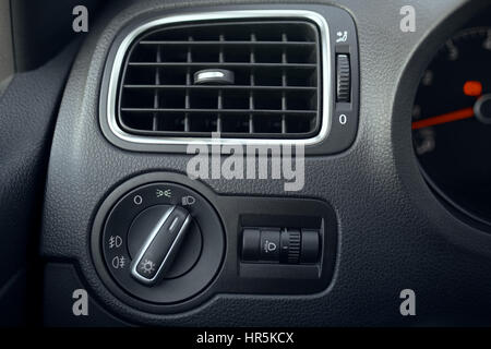 Kfz-Klimaanlagen. Der Luftstrom im Inneren des Fahrzeugs. Scheinwerfer Schalter. Detail der Einrichtung des Autos Stockfoto