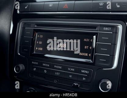 Multimedia-Anlage eines modernen Autos. USB-Digitalanzeige Stockfoto