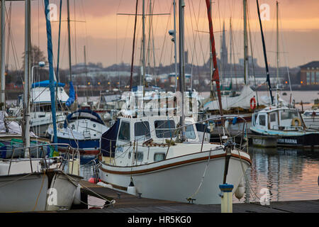 Morgen stumpf Partie leichten Booten Liegeplätze im Preston Marina Becken bei Edward Dock Ashton auf Ribble Flussufer Docklands, Lancashire, England, UK Stockfoto