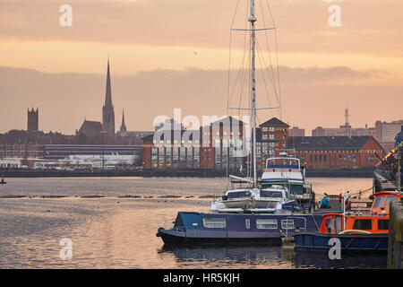 Sonnenaufgang am Morgen leichte Boote Partie ein Liegeplätze im Preston Marina Becken bei Edward Dock Ashton auf Ribble Flussufer Docklands, Lancashire, England, UK Stockfoto